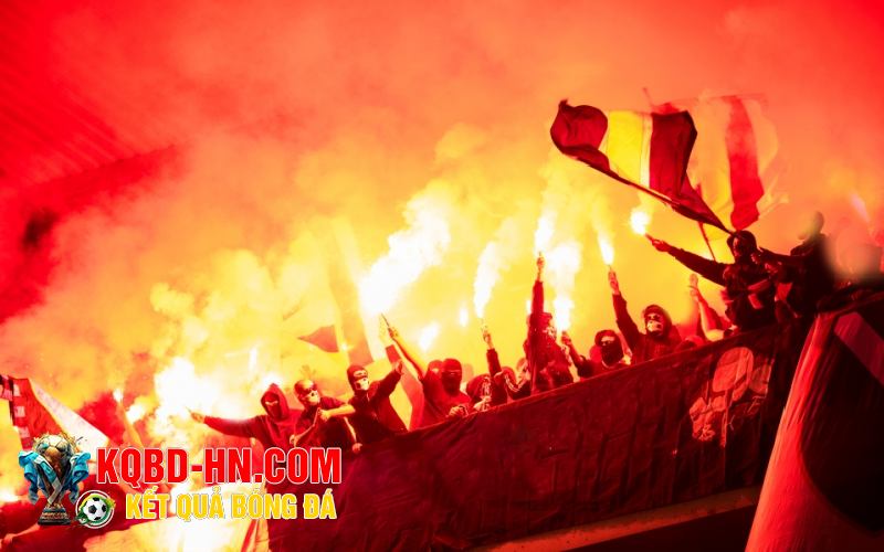 Hooligan trong bóng đá được hiểu là những hành động bạo lực, phá hoại, gây mất trật tự
